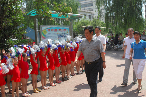 公司董事长、总经理李玉田“六一”儿童节看望公司的小朋友们