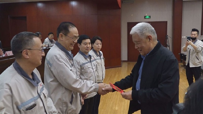 集团公司隆重召开“五一”劳动节劳模、工匠座谈会